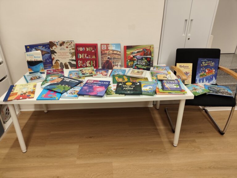 Buchausstellung an der Montessori Dorfschule MuWi: Neue Bücher für die Schulbibliothek