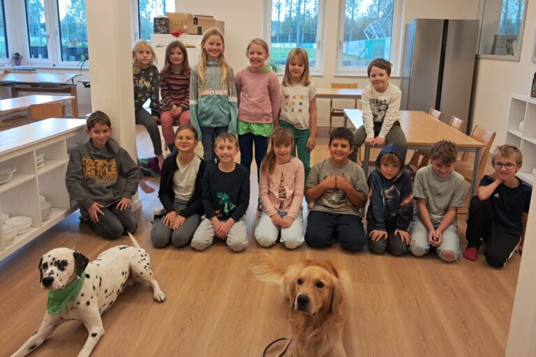 Wenn Lernen auf 4 Pfoten steht: Kids&Dogs besucht die Montessori Dorfschule MuWi