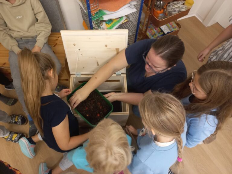 Die Montessori Dorfschule MuWi hat neue Mitbewohner – und sie lieben Gemüse!